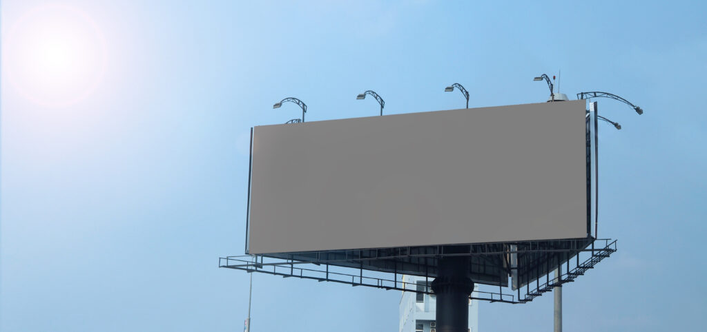 Billboard tegen een heldere lucht met zonneschittering, DOOH